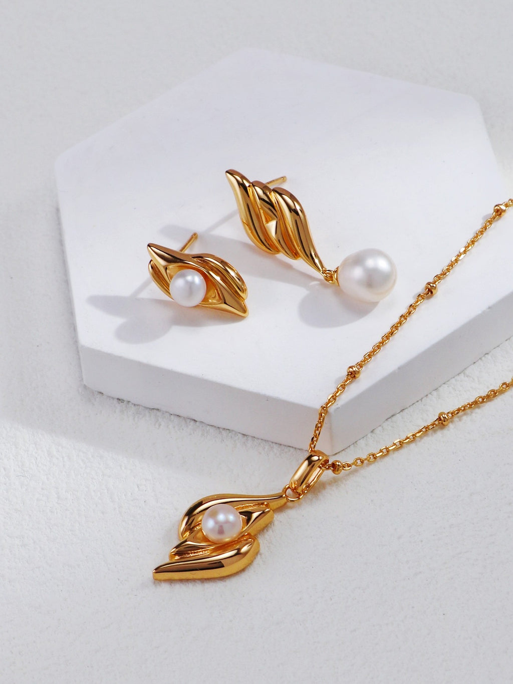 Leaf Pearl Necklace