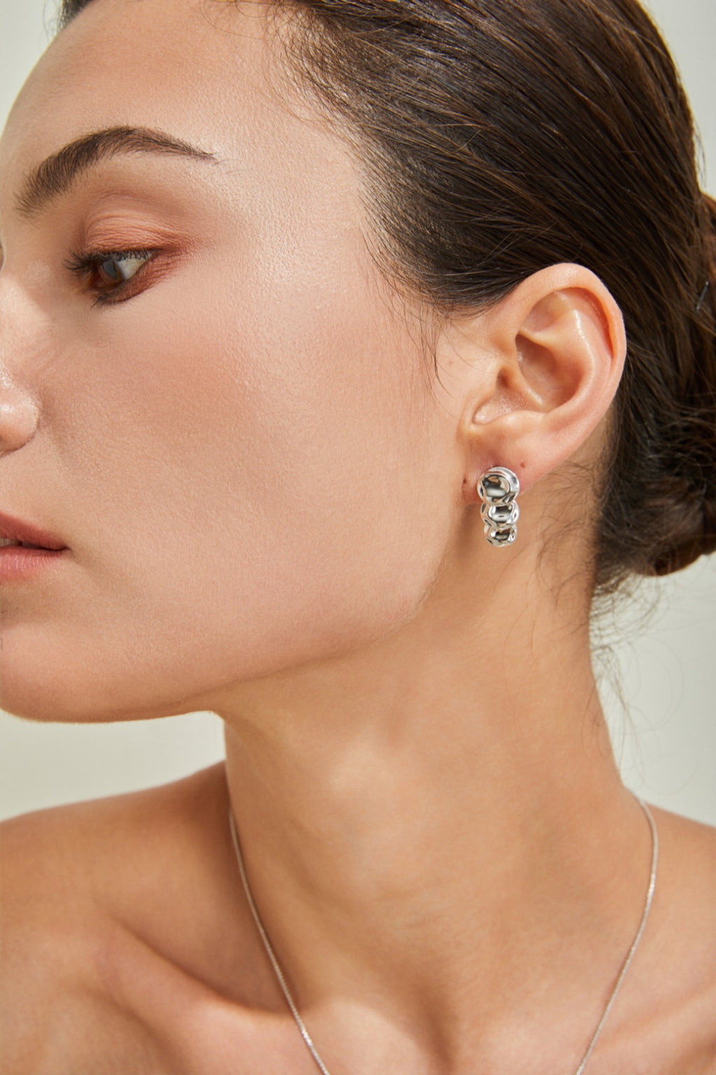 Hammer the grain stud earrings