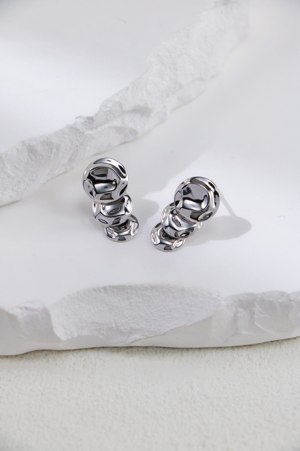 Hammer the grain stud earrings